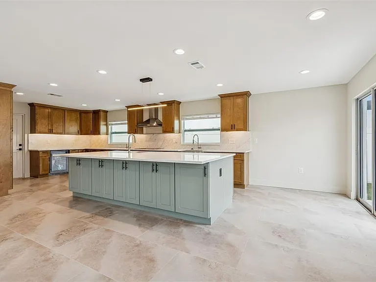 3921 Versailles Dr — Photo 5