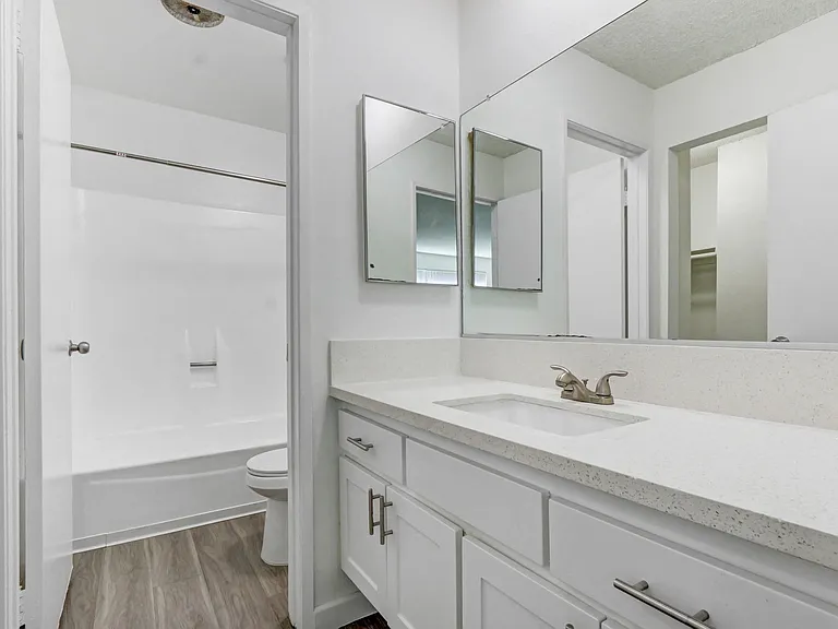 Country Club Apartments — Photo 51