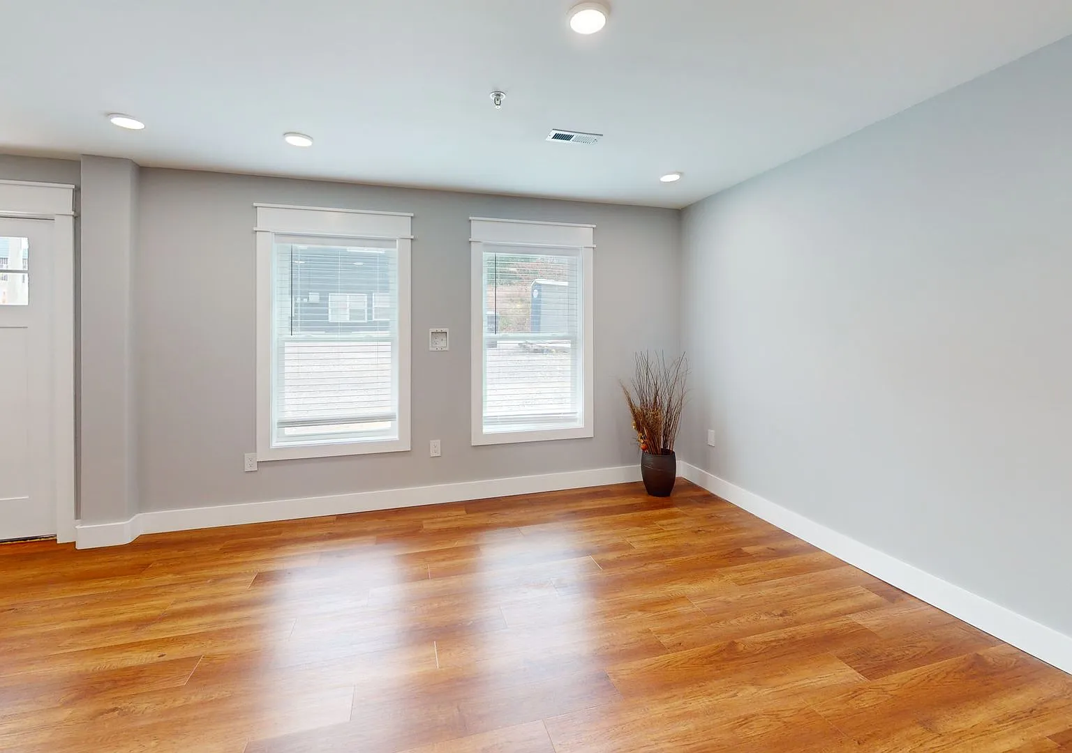 Waitlist for Aug2027Jul2028 Now Open! | 4BR/4BA Near UTK in Fort Sanders — Photo 3