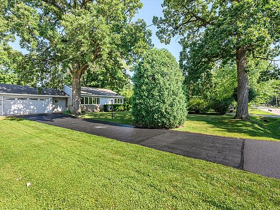 4th image of 219 Oakwood Dr