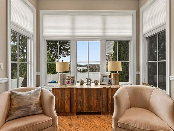 5th image of 10 Hilltop Dr