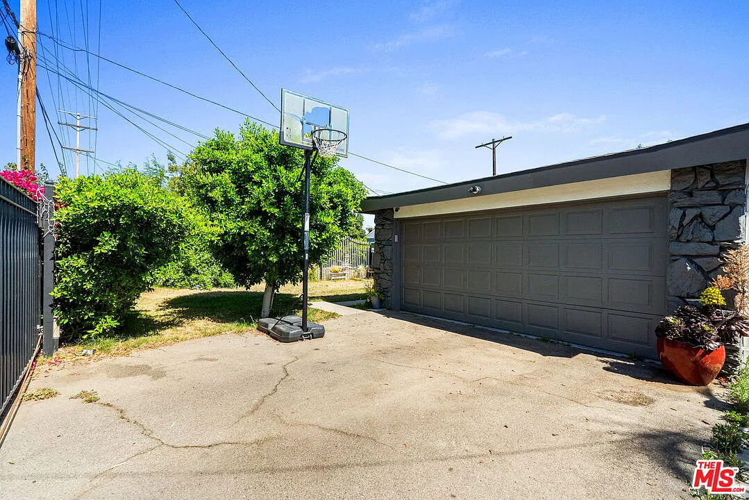 4 bed, 2.0 bath, 1827 sqft, $4,995 — Photo 1