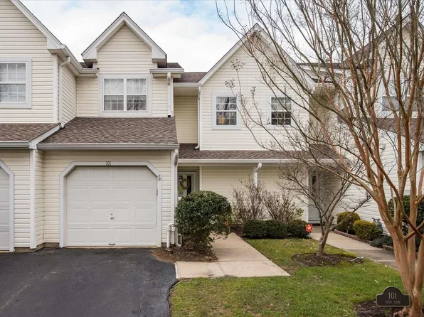 101 Erin Lane #101, Setauket, NY 11733