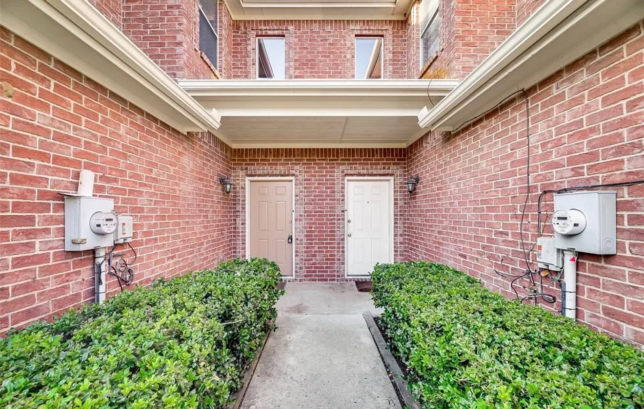 3 bed, 1604 sqft, $2,195 — Photo 1