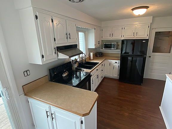 3rd image of 935 Curtis Dr