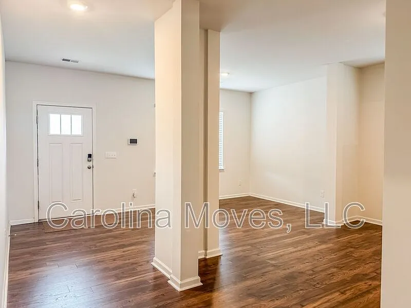 4 bed, 2.5 bath, 2872 sqft, $2,395 — Photo 2