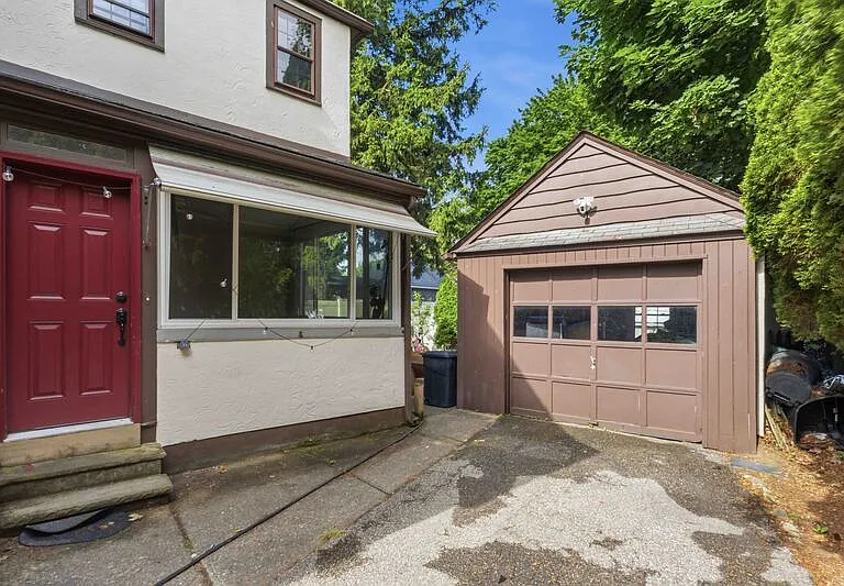 10 N Elk Ave — Photo 2