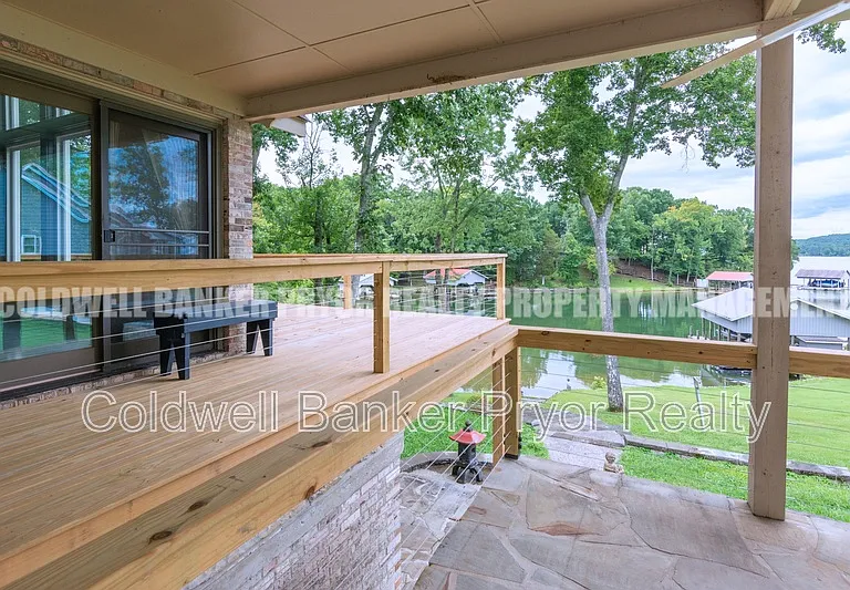 165 Lakeshore Ct — Photo 6