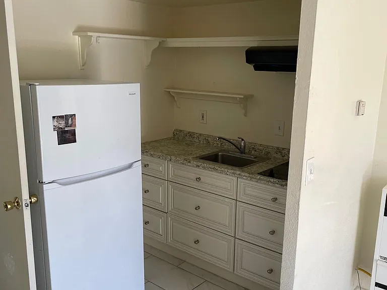 2139 Abbott St — Photo 2