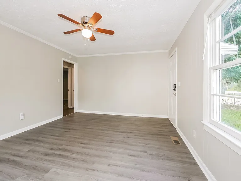 865591_018_living_room_12936556.jpg