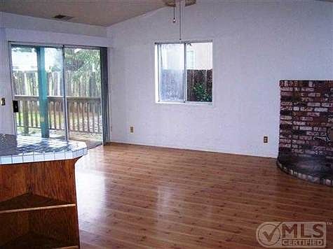 4th image of 1585 Arlington Dr