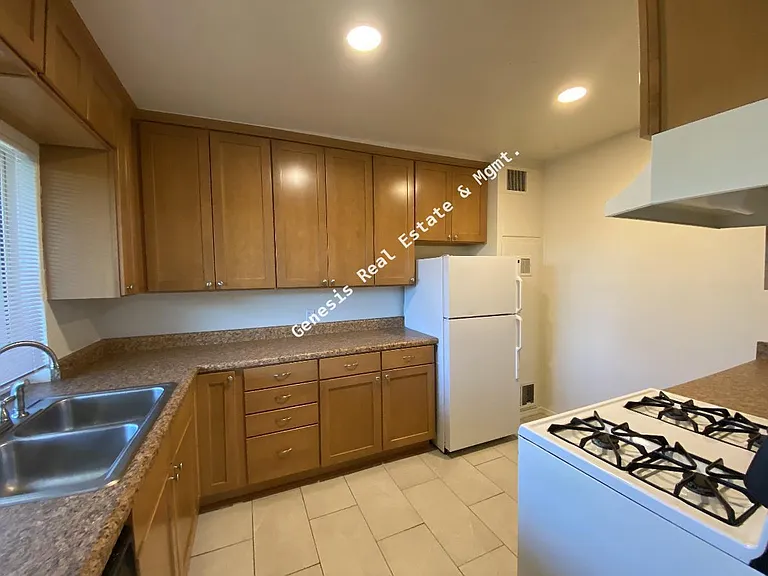 2803 E Lee St — Photo 7