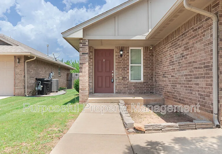 617 SW 36th St — Photo 3