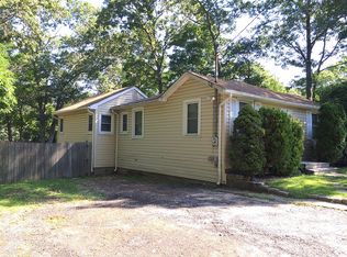 33 Iroquois Ave, Selden, NY 11784