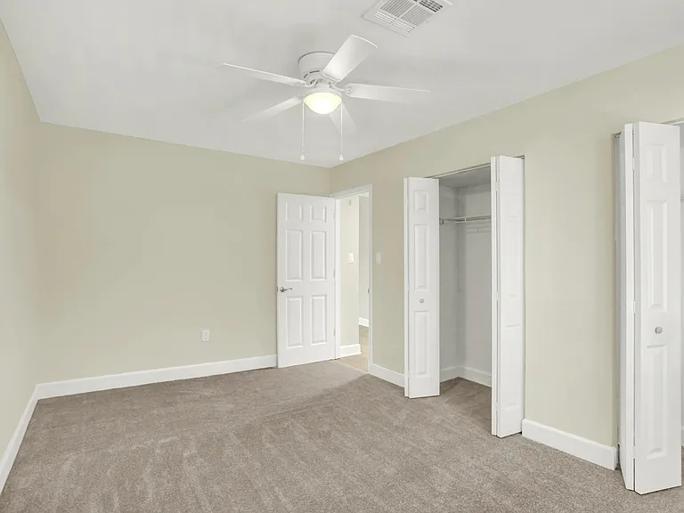 Twin Lakes Apartments — Photo 37