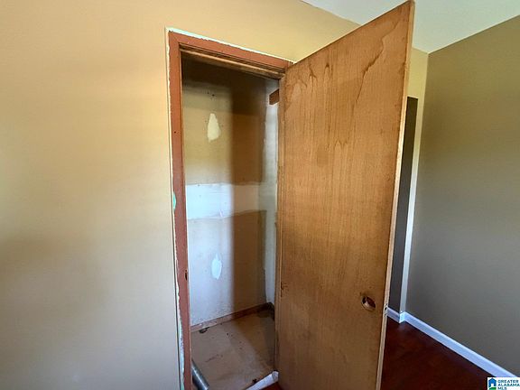 4th image of 996 Davis St