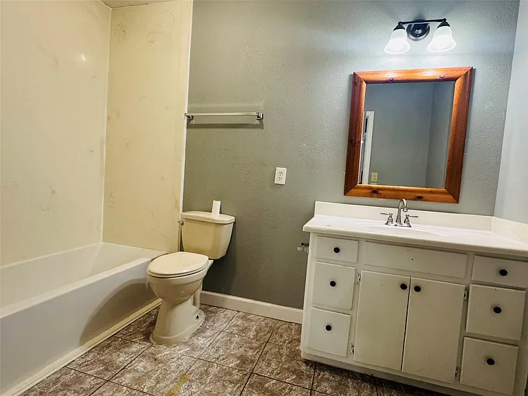 2308 Bennington St — Photo 13