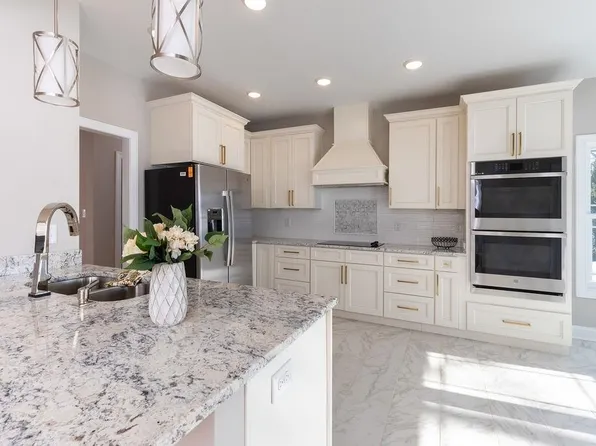 321 Stonewall Dr, Waynesboro, VA 22980