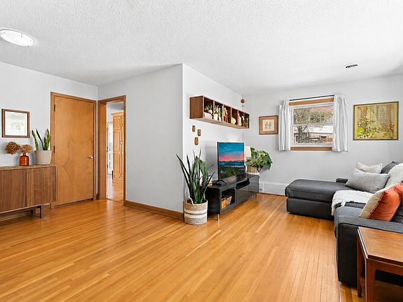 4th image of 1605 8th Ave NE