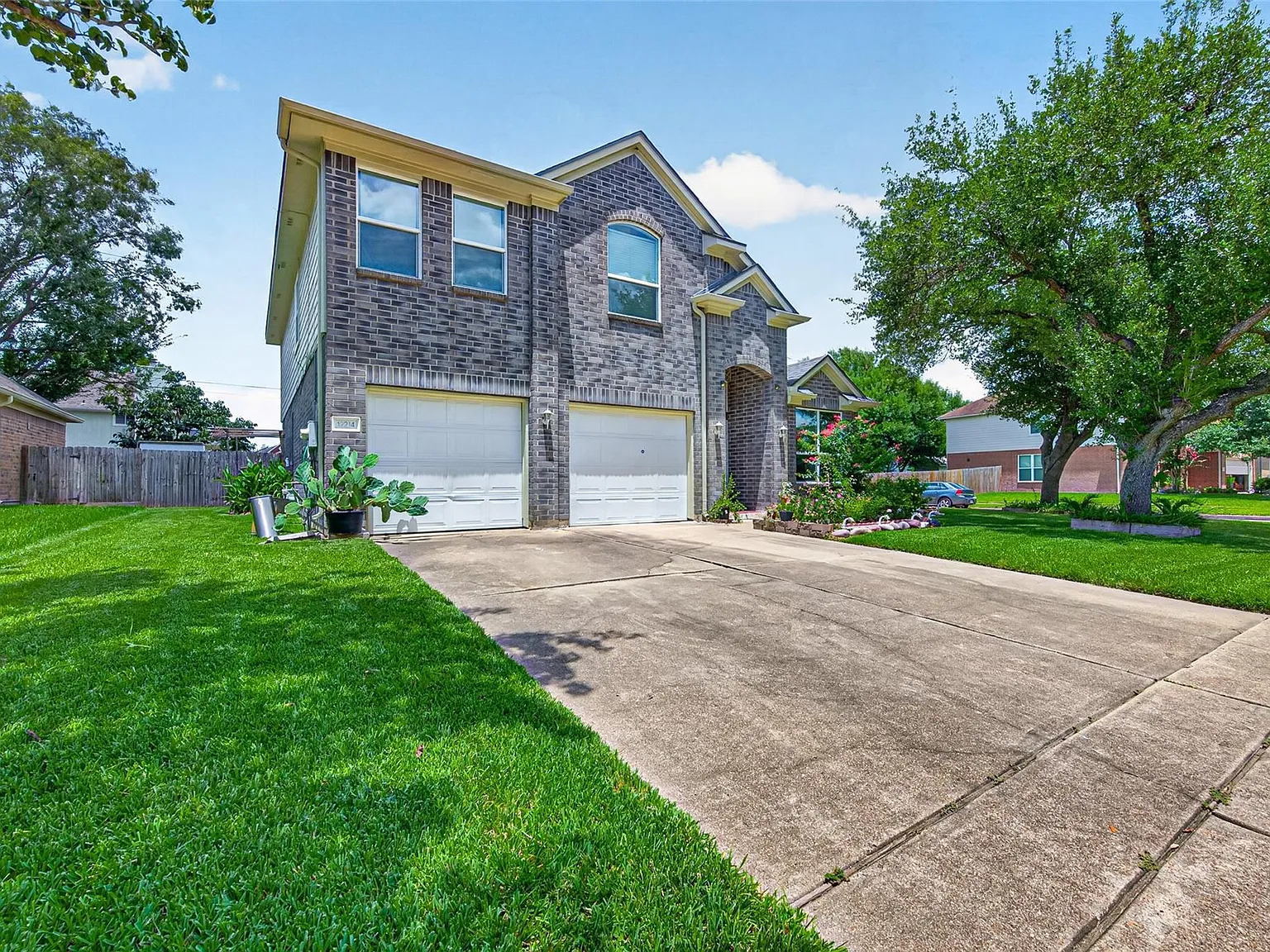 4 bed, 2.5 bath, 2288 sqft, $2,300 — Photo 2