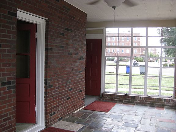 Sun room with slated floor