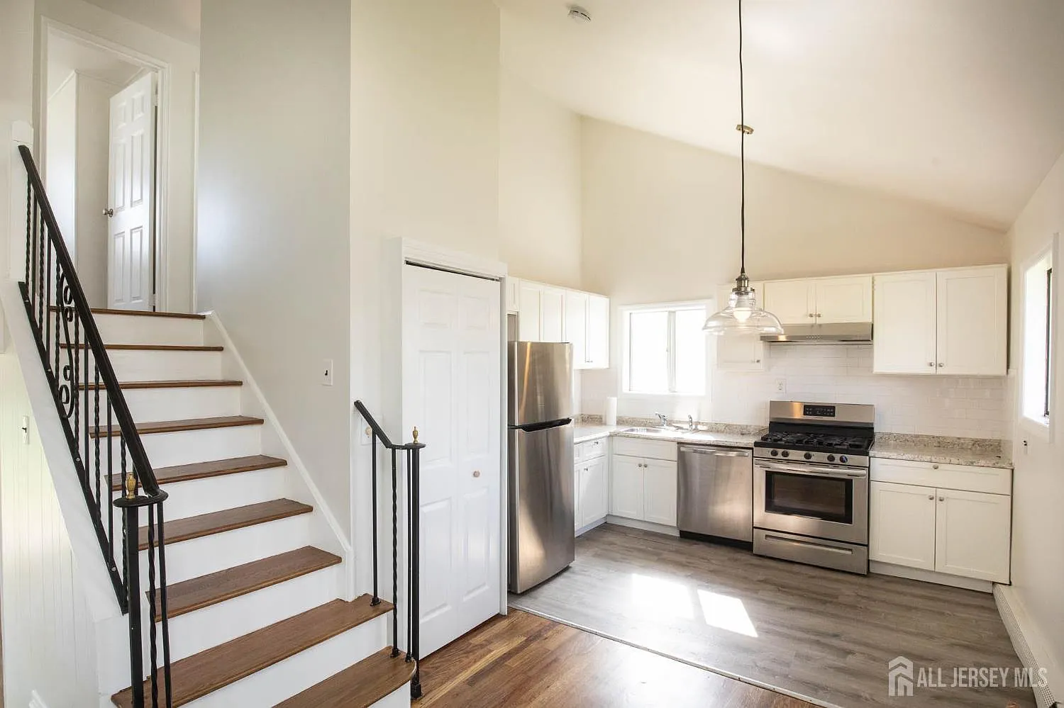 4 bed, 2.0 bath, 1036 sqft, $3,975 — Photo 3