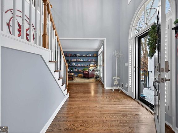 4th image of 555 White Ridge Trce