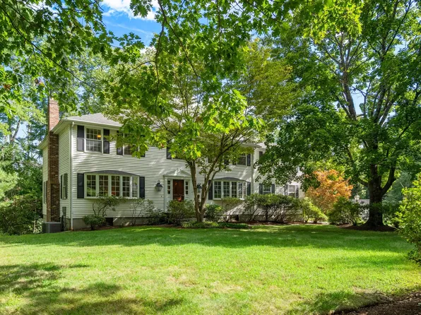 10 Circle Dr, Dover, MA 02030