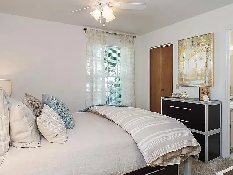 Spyglass Apartments — Photo 41