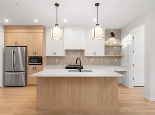 76 E Lucas Cmn NW, Calgary, AB T3P 2B4