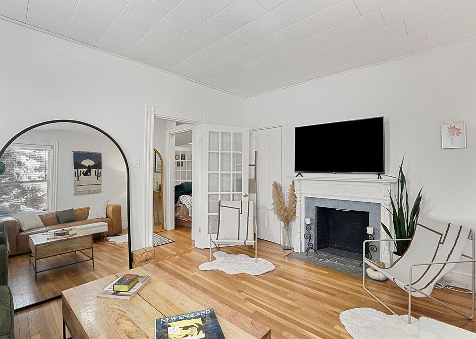 1st image of 21 Wenham St APT 1