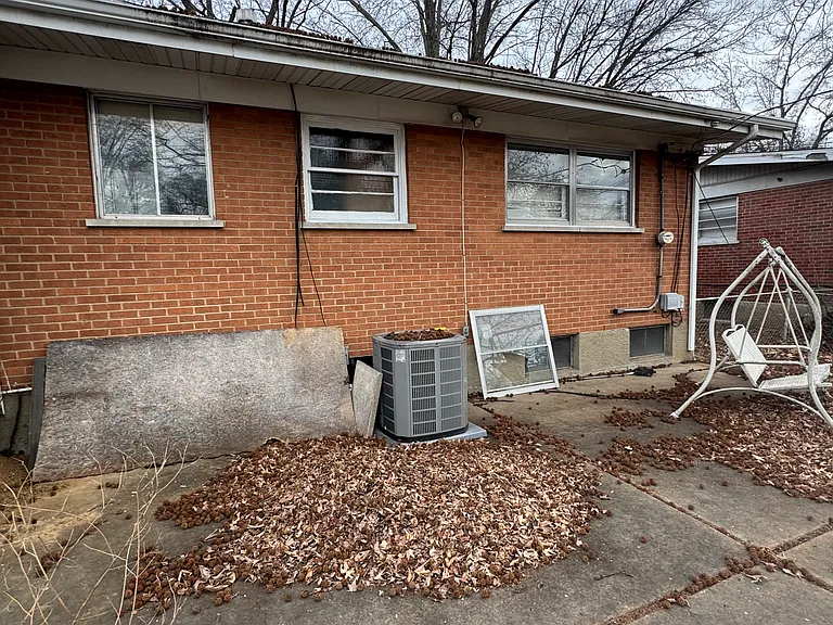 9619 Newton Dr — Photo 9