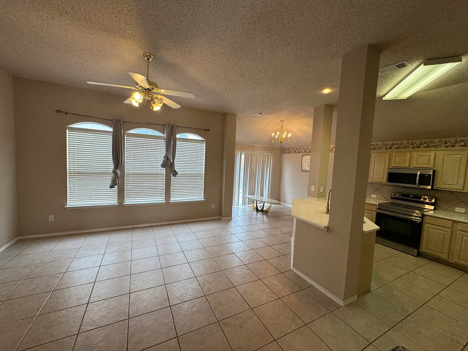 3 bed, 1408 sqft, $2,200 — Photo 3