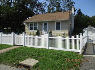 39 Ironwood St, Islip, NY 11751