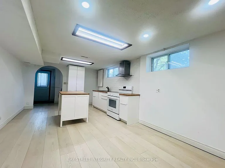 7 Snowhill Cres — Photo 6