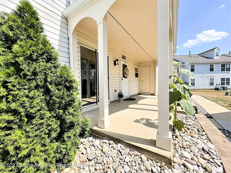 313 Tulip Ln — Photo 5