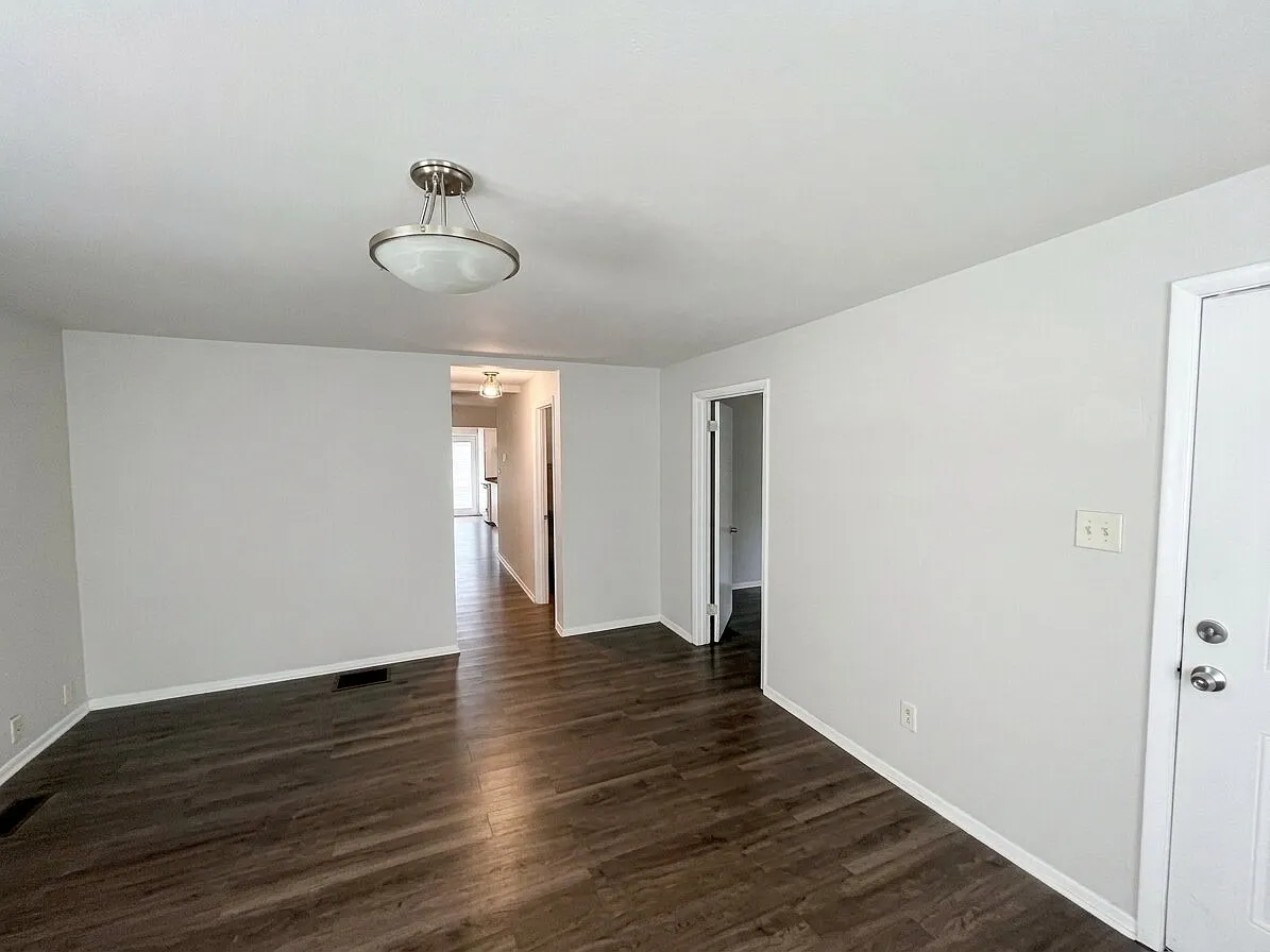 3 bed, 1.0 bath, 1100 sqft, $1,350 — Photo 2