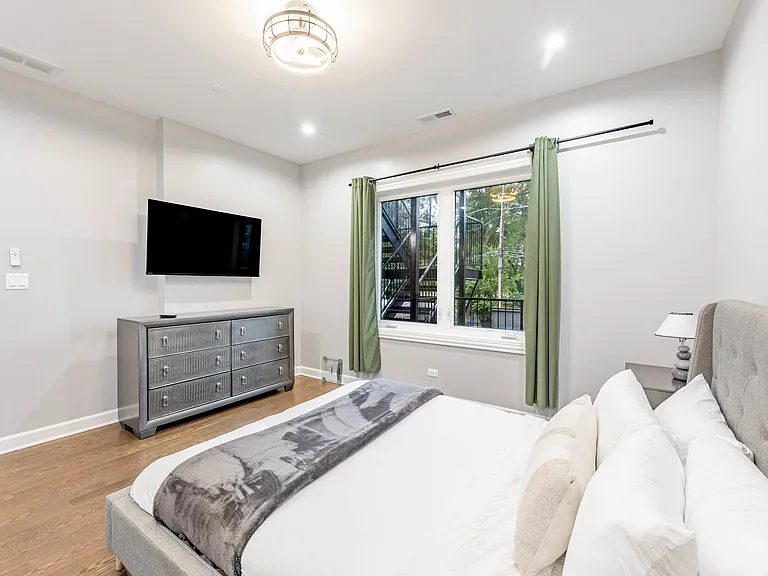 4634 S Langley Ave #2 — Photo 7