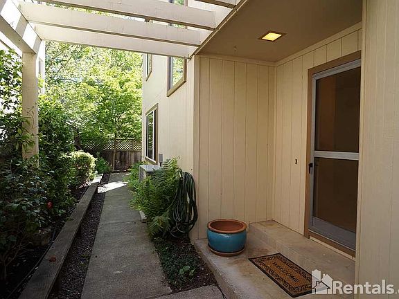 2nd image of 1360 Meadow Ct