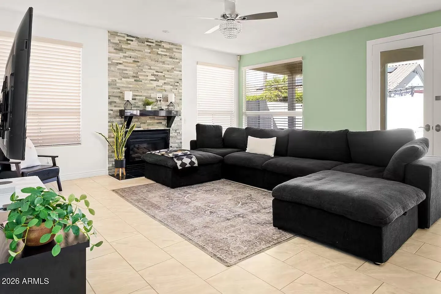 5 bed, 2.5 bath, 3400 sqft, $5,400 — Photo 3