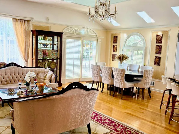 362 Mayfair Drive South image 2 of 7