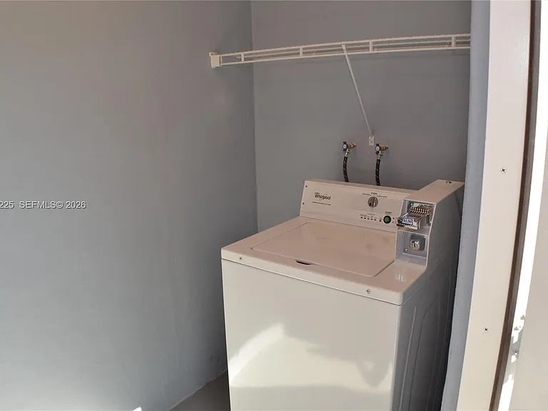 718 SE 13th St #4 — Photo 11