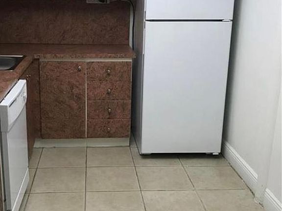 4th image of 980 NE 169th St #870