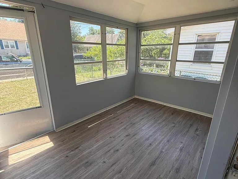 227 Seeley Ave — Photo 2