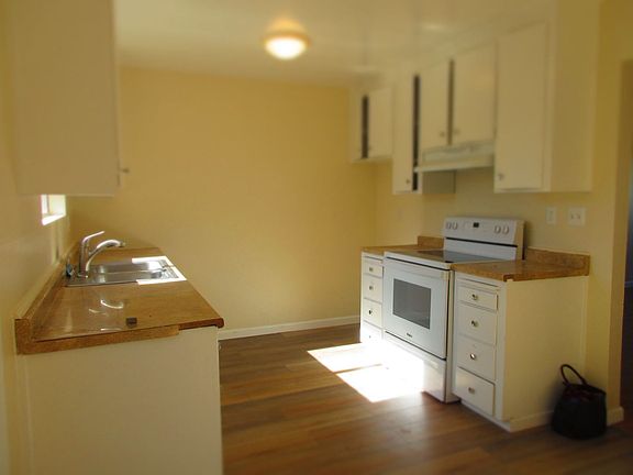 4th image of 129 Adler Ave #1