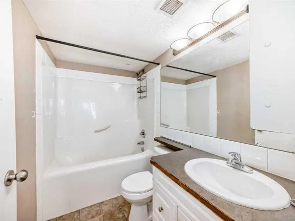 2000 S Applevillage Ct SE #411, Calgary, AB T2A 7Z4