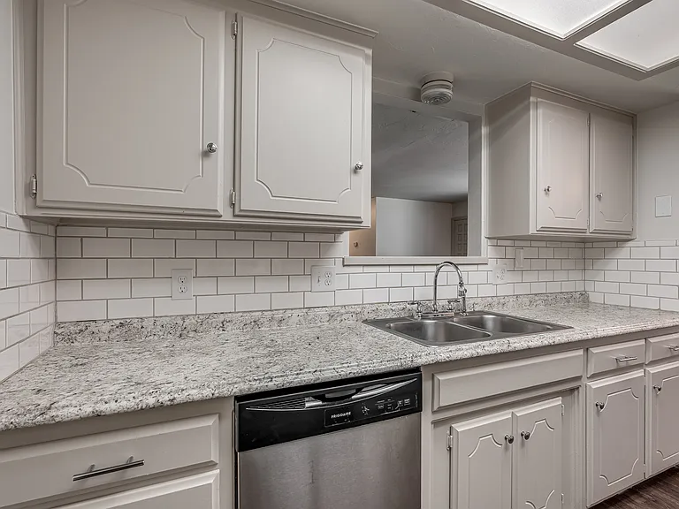 9027 N Rockwell Dr — Photo 11