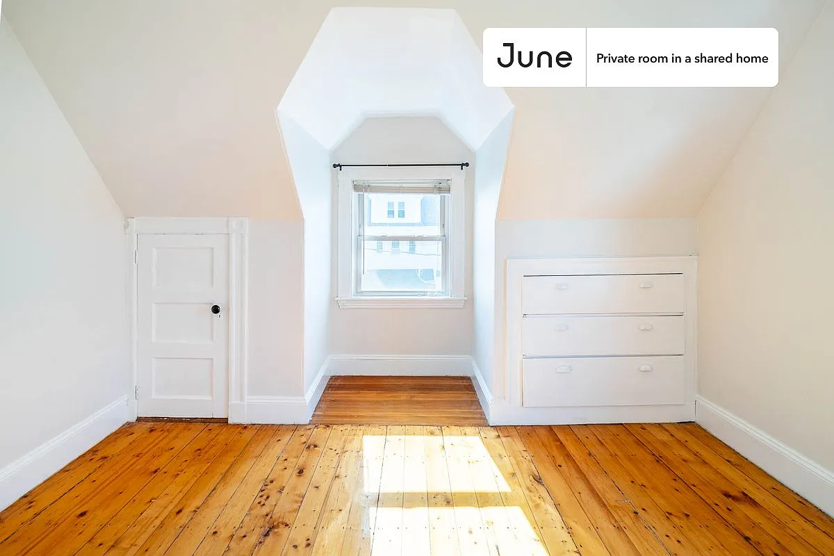 Full bedroom in 7 bed/2 bath home in Brighton #1517 D — Photo 4