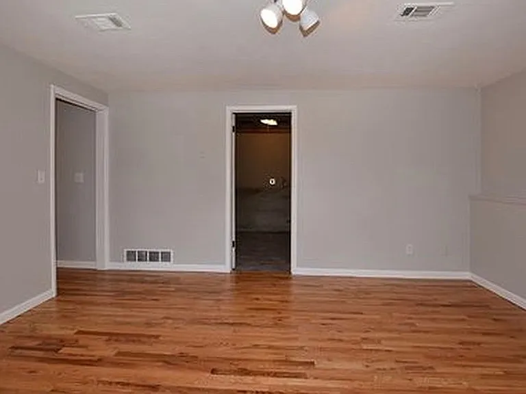325 N Roosevelt Ave — Photo 23