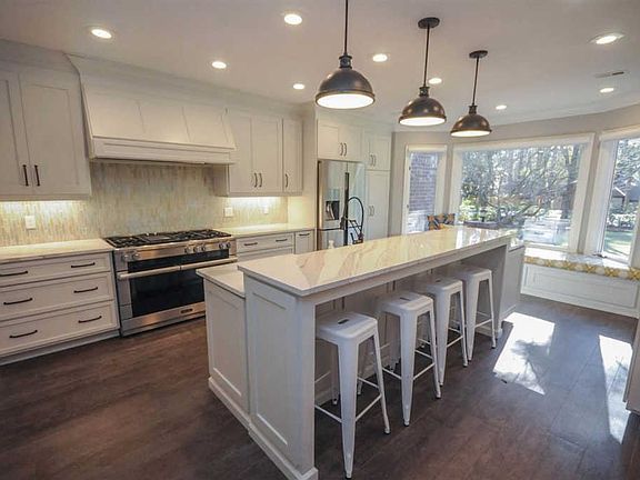 3rd image of 2033 Chatsworth Way